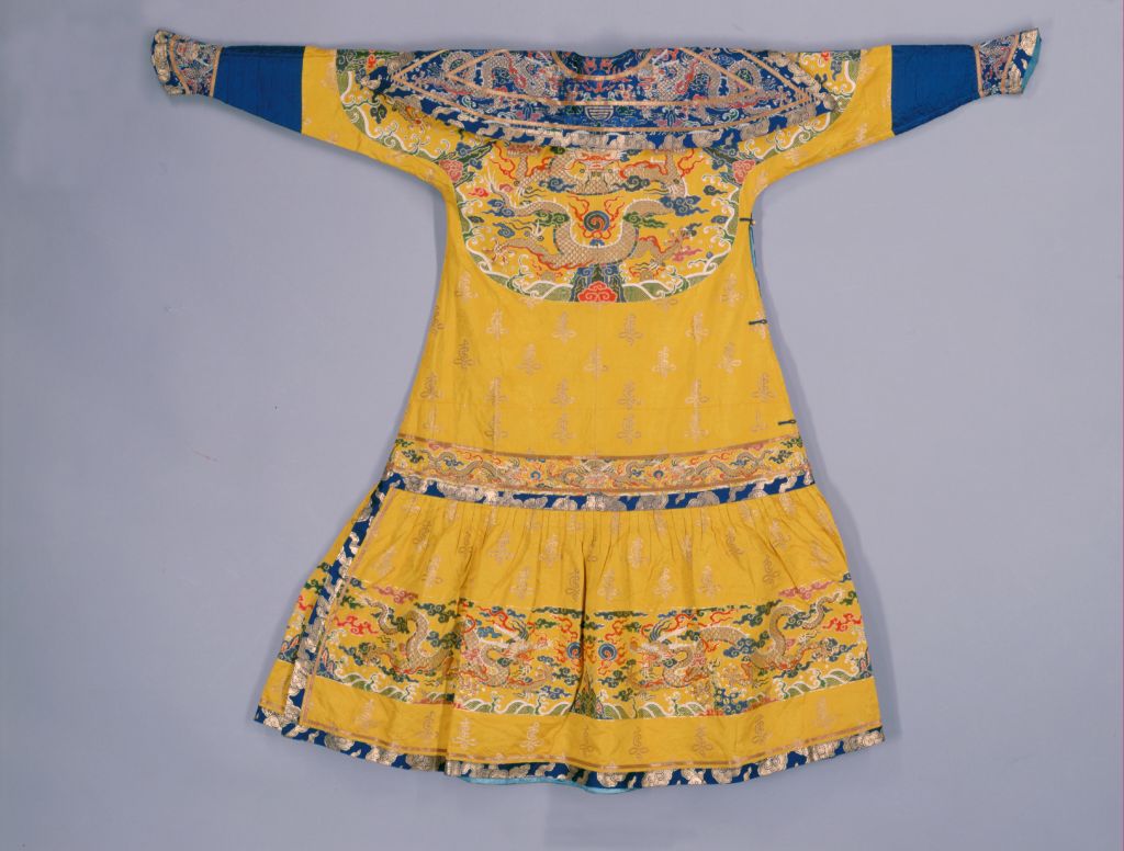 黄色云龙妆花缎袷朝袍后式